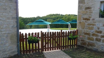 Een binnenzwembad, een buitenzwembad en parasols bij het zwembad