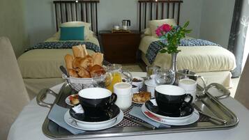 Twin Room | In-room dining