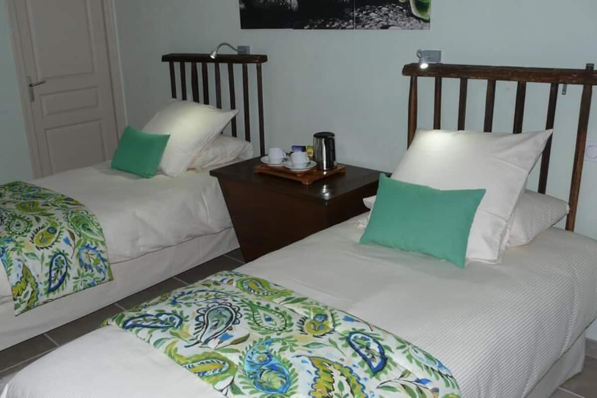 Peralatan tempat tidur premium, meja, langsir/tirai gelap terus