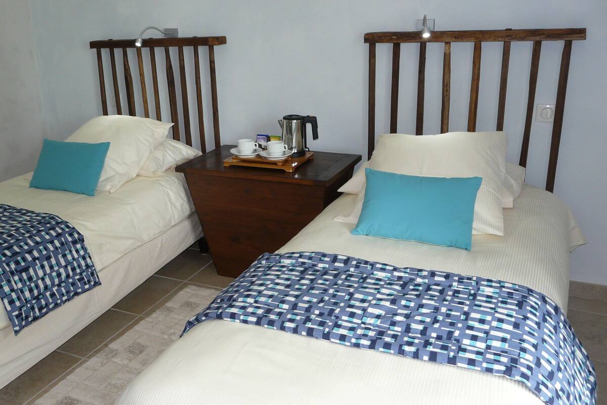 Twin Room | Peralatan tempat tidur premium, meja, langsir/tirai gelap terus