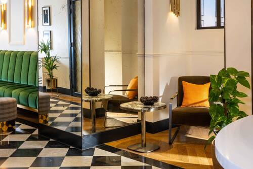 Coin salon dans le hall