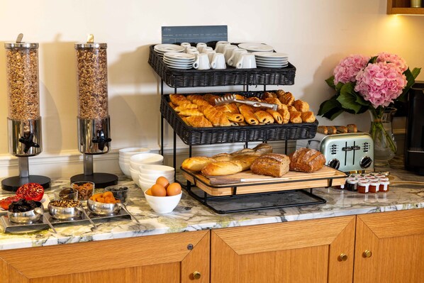 Petit déjeuner buffet (15 EUR par personne)