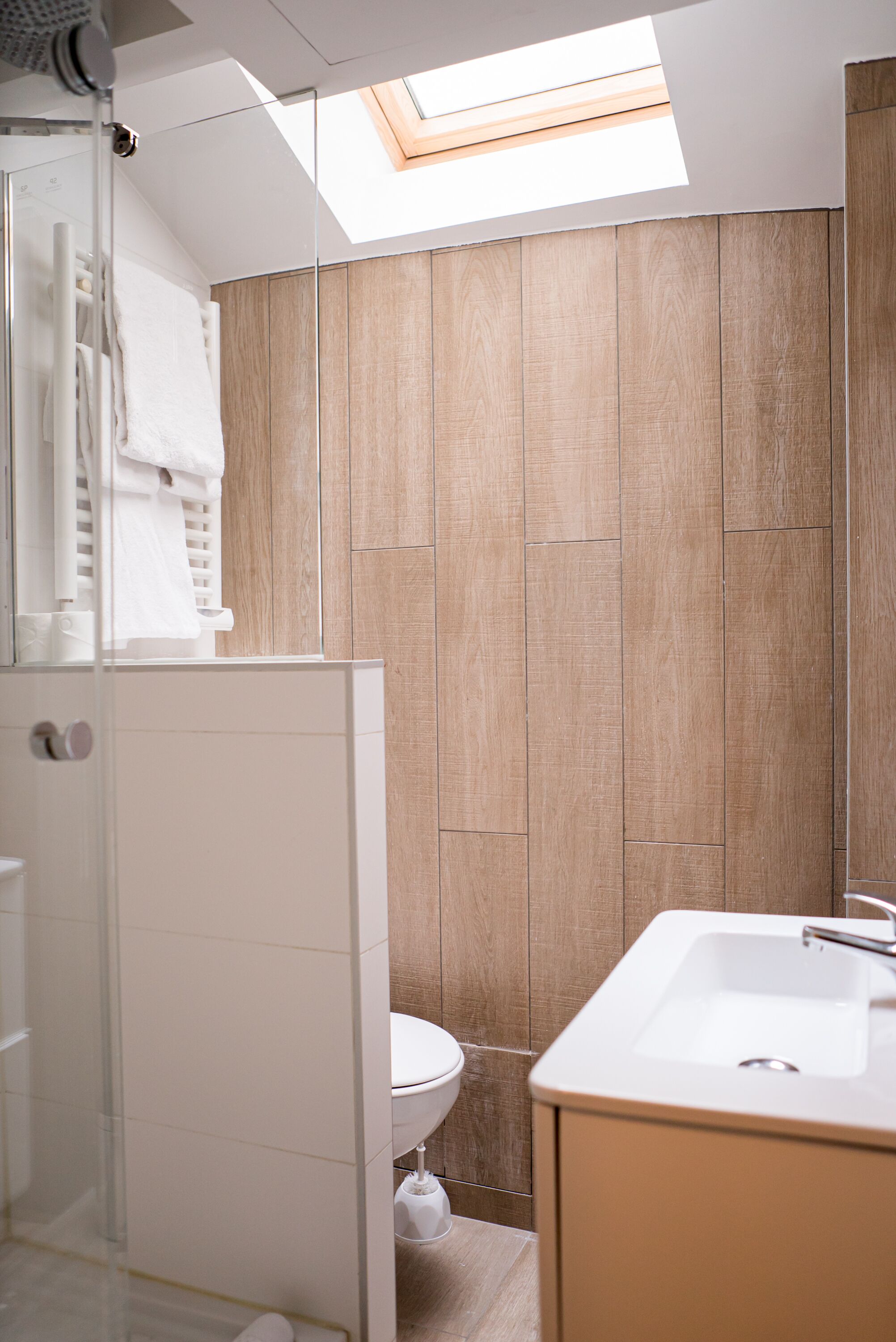 premium apartment | bathroom | shower, free toiletries, hair dryer, towels