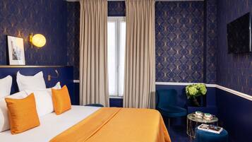 Superior tweepersoonskamer | Luxe beddengoed, Select Comfort-bedden, een bureau, geluiddichte muren