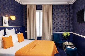 Quarto casal básico | Roupas de cama premium, camas Select Comfort, escrivaninha