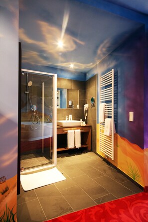 Quarto casal design, 1 cama de casal | Banheiro | Produtos de toalete grátis, secador de cabelo, roupões de banho 