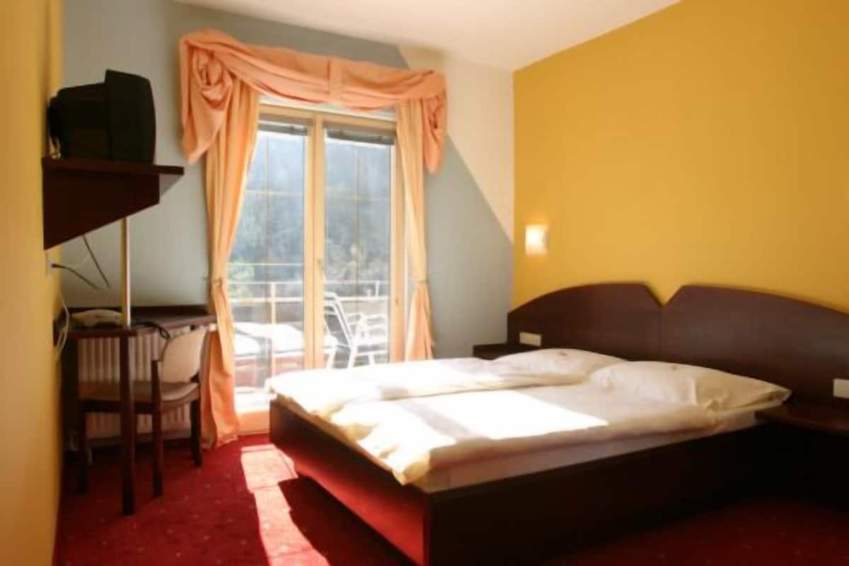 In-room safe, desk, soundproofing, iron/ironing board (on request)