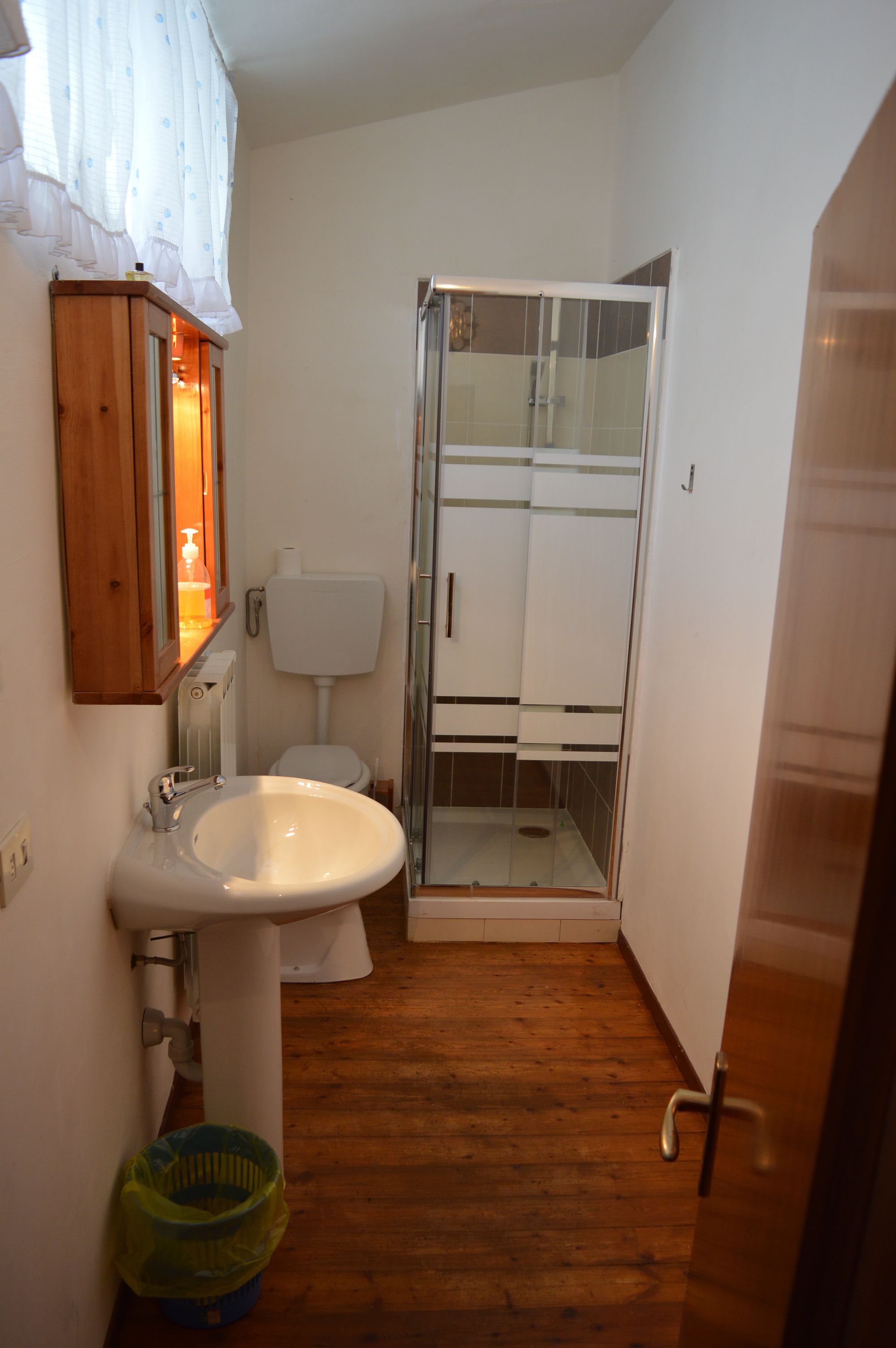 Basic Duplex | Bathroom | Shower, free toiletries, towels