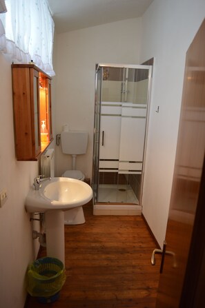 Alloggio Basic su due livelli | Bagno | Doccia, set di cortesia gratuito, asciugamani