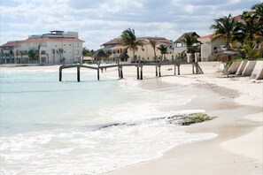 Una playa cerca, arena blanca
