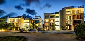 Front of property - evening/night - Acacia Condos (Playa del Carmen)