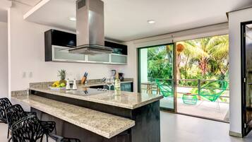 Comfort Condo, 2 Bedrooms, Garden View, Beachside (201) | Private kitchen | Full-size fridge, microwave, stovetop, coffee/tea maker