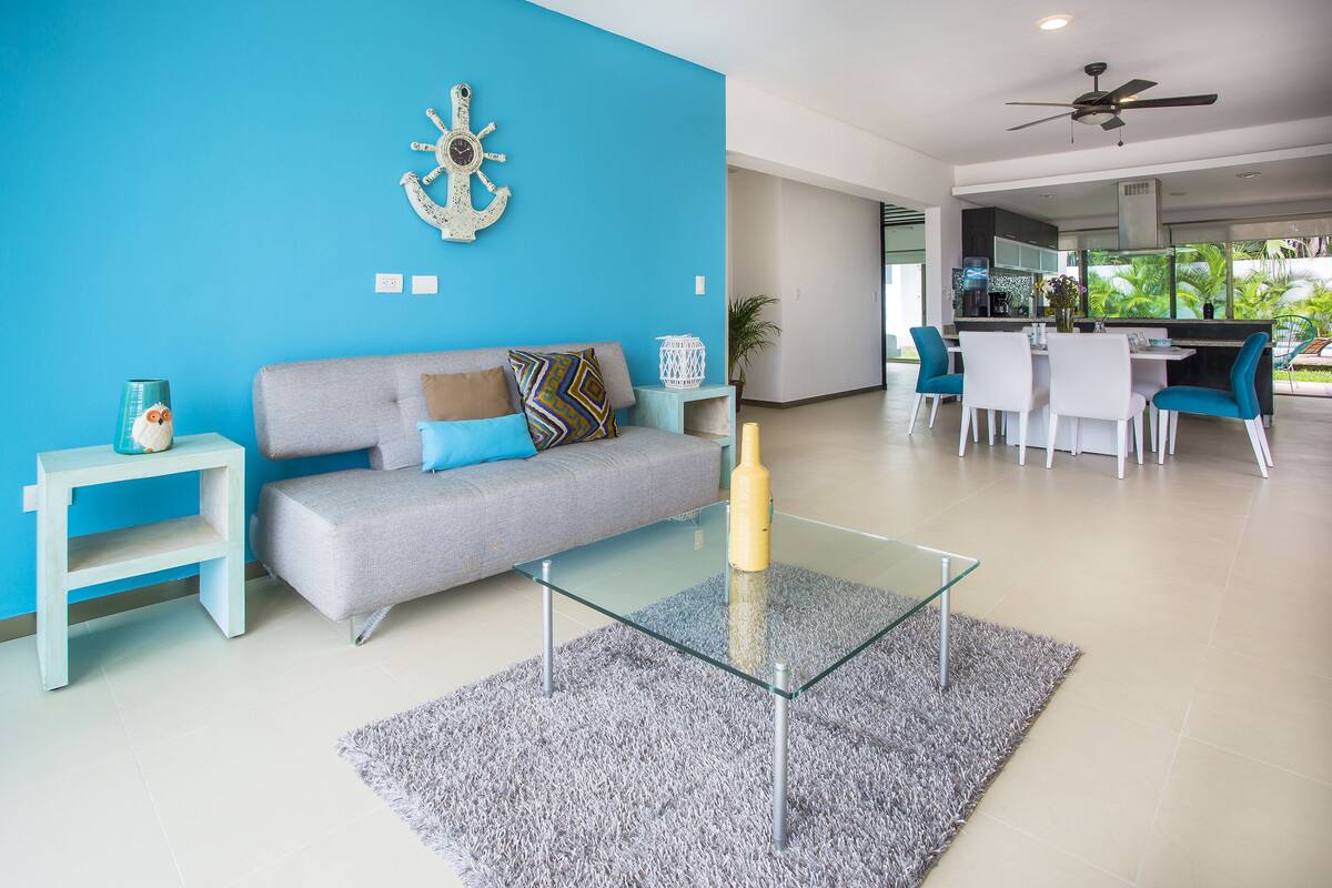 Apartamento, 2 quartos, vista para o jardim (Acacia) | Área de estar | TV de tela plana, filmes pagos