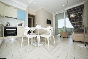 32-inch flat-screen TV with satellite channels, TV, streaming services - Nero D'Avorio Aparthotel & SPA (Rimini)