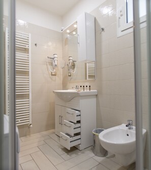 Shower, free toiletries, hair dryer, slippers - Nero D'Avorio Aparthotel & SPA (Rimini)