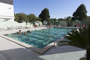Outdoor pool, open 9:00 AM to 10:00 PM, pool umbrellas, pool loungers - Nero D'Avorio Aparthotel & SPA (Rimini)
