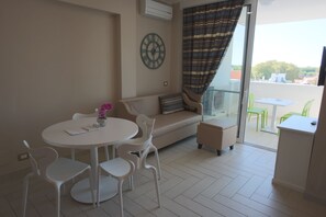 Deluxe Apartment, 2 Bedrooms | 1 bedroom, Egyptian cotton sheets, premium bedding, down comforters