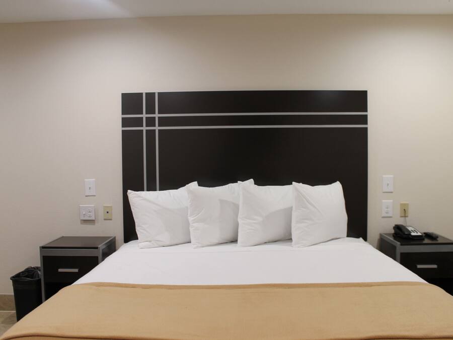 Premium bedding, desk, iron/ironing board, free WiFi