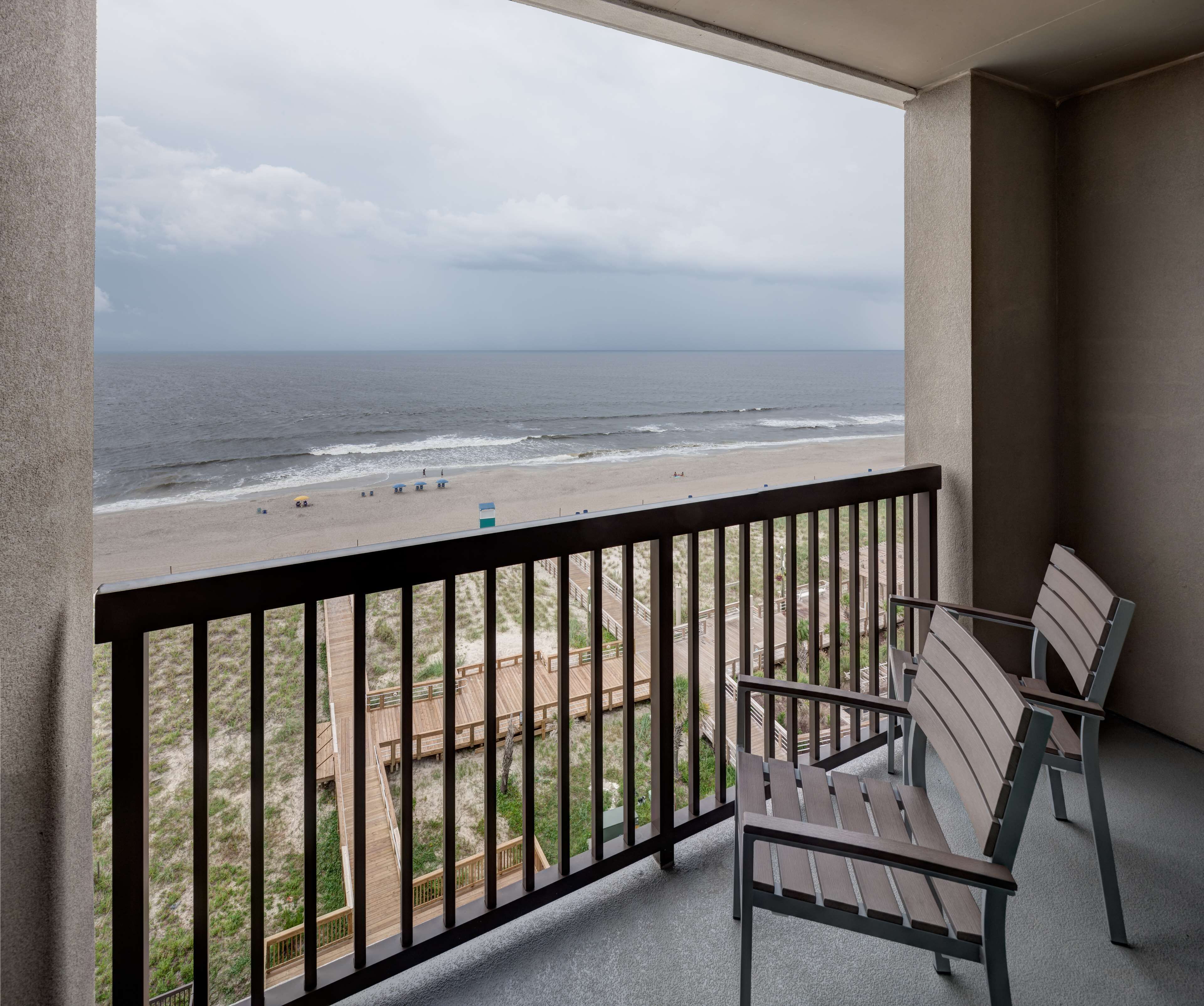 Un balcone con vista sulla spiaggia e sull'oceano.