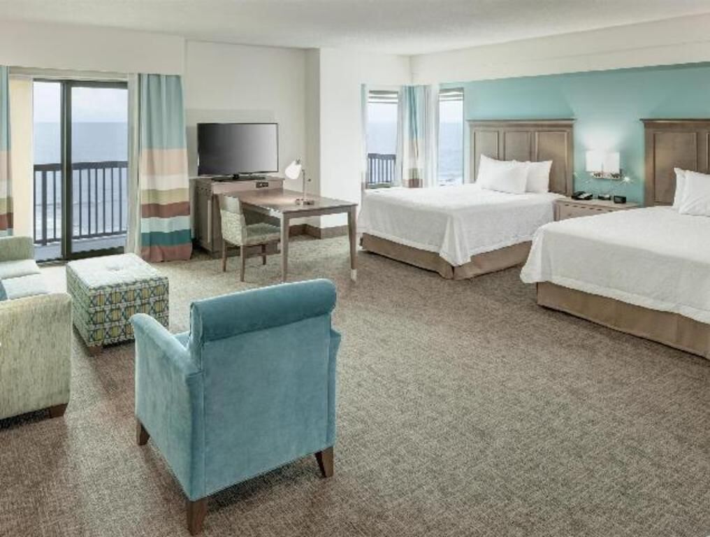 Schreibtisch, Bügeleisen/Bügelbrett, kostenlose Babybetten