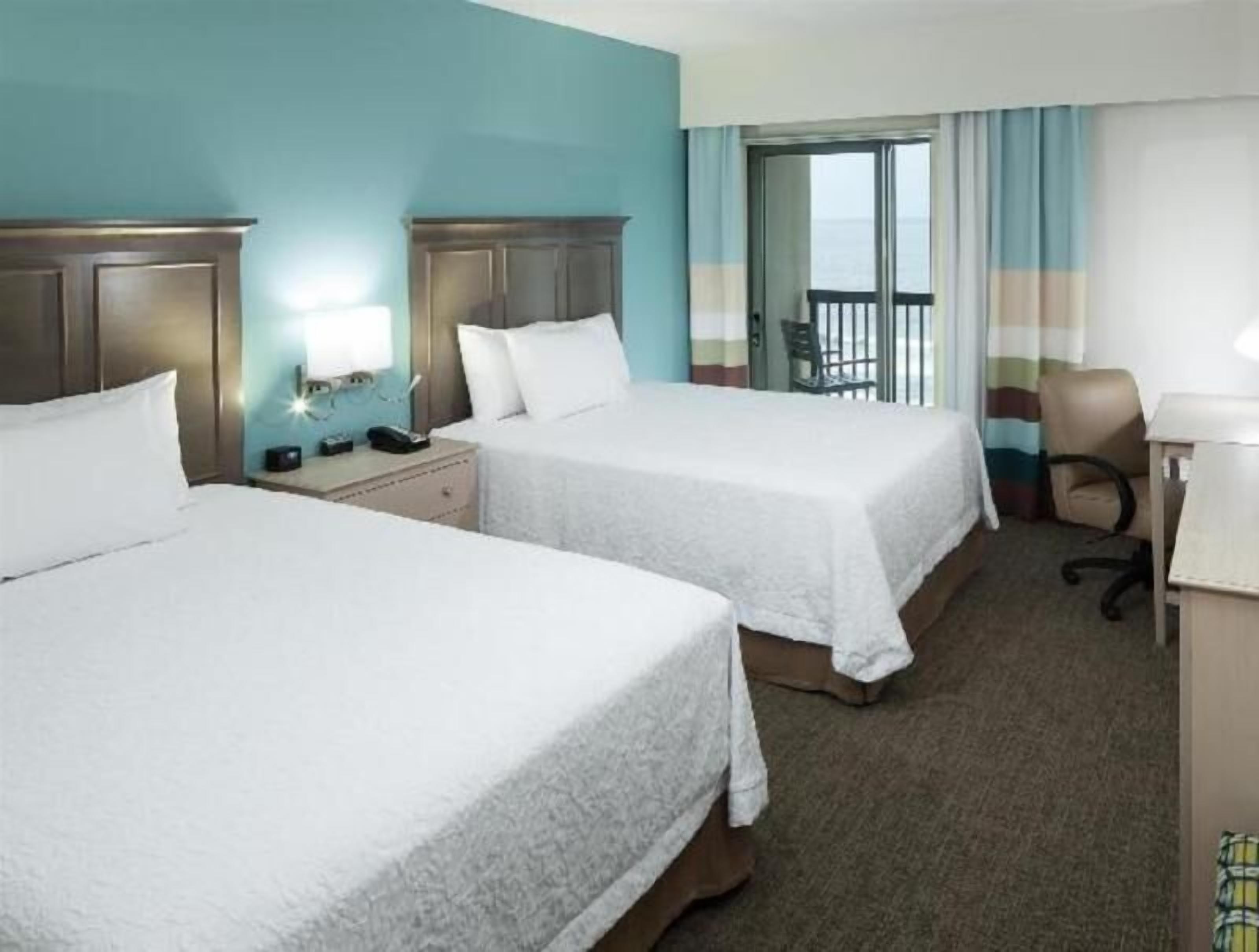 Schreibtisch, Bügeleisen/Bügelbrett, kostenlose Babybetten