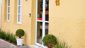 Un immeuble sur lequel on peut lire l’inscription « HÔTEL CASTRO MENDES » et où le chiffre « 15 » est peint sur le mur.