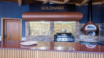 Full-sized fridge, oven, stovetop, coffee/tea maker