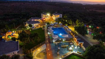 Outdoor pool, pool umbrellas, sun loungers