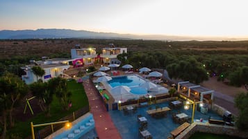Outdoor pool, pool umbrellas, sun loungers