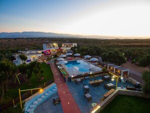 Outdoor pool, pool umbrellas, sun loungers - Paradisio Baby and Kinder Hotel (Chania)