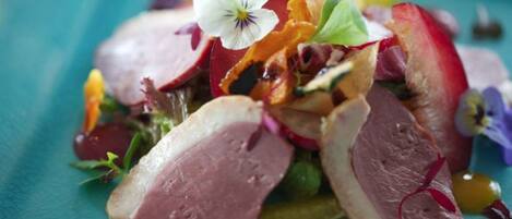 Un plato con diversos alimentos y guarniciones.