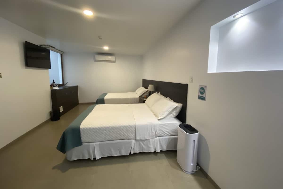 Standaard kamer, 1 slaapkamer | Een kluis op de kamer, geluiddichte muren, een strijkplank/strijkijzer