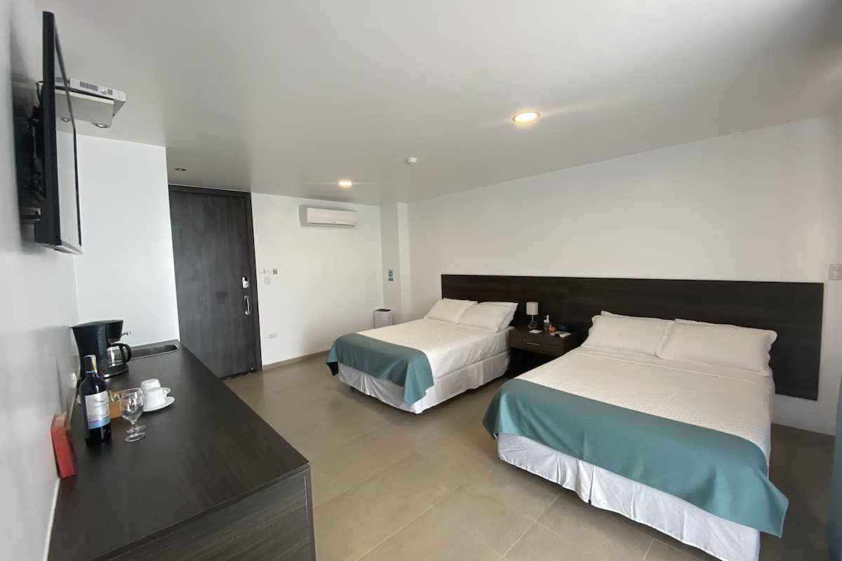 Comfort kamer, uitzicht op zee | Een kluis op de kamer, geluiddichte muren, een strijkplank/strijkijzer