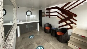 Ein Empfangsschalter mit modernem Design, ein Deckenventilator und eine Treppe mit Holzwertungen.