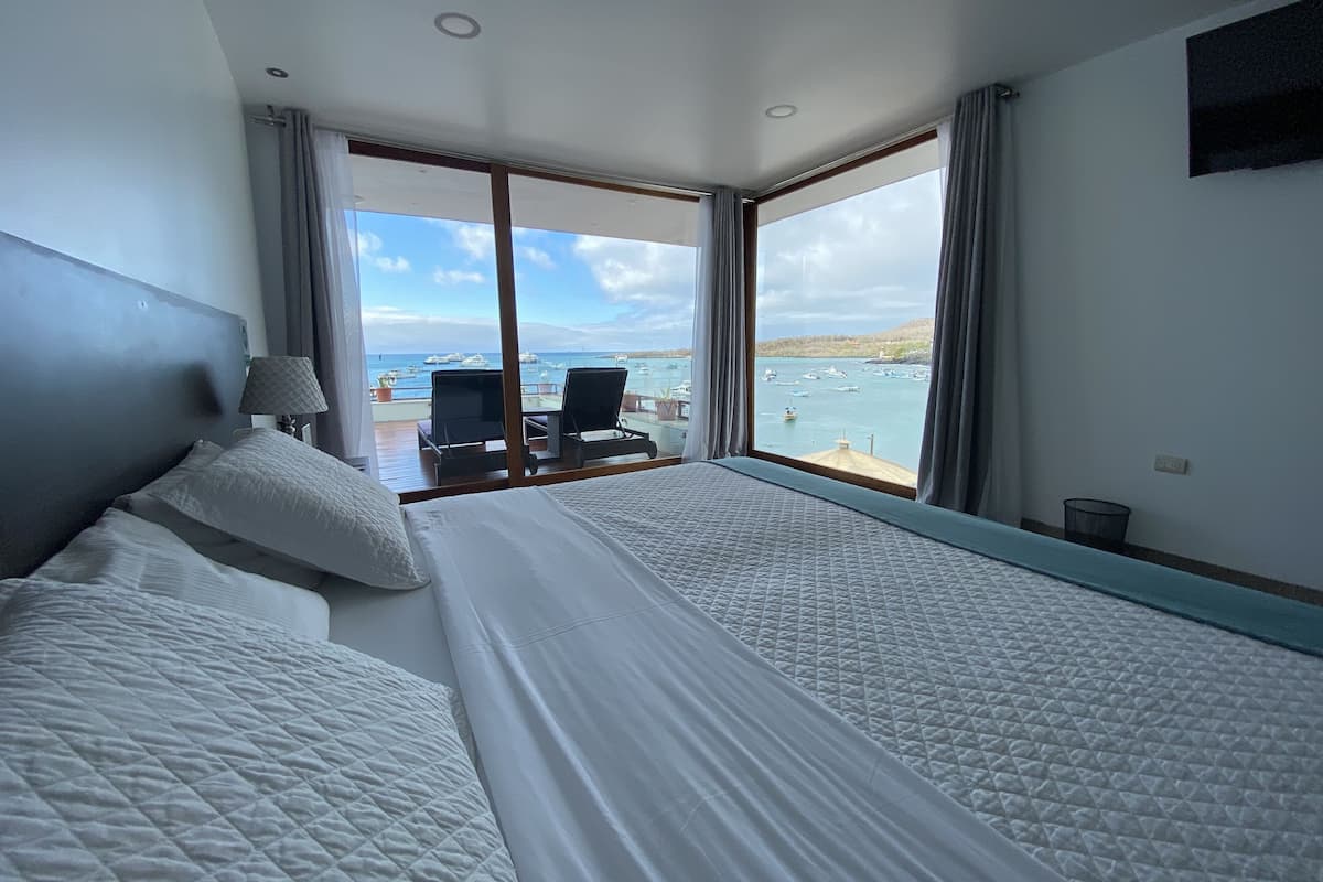 Premium suite, 1 slaapkamer, uitzicht op zee | Een kluis op de kamer, geluiddichte muren, een strijkplank/strijkijzer