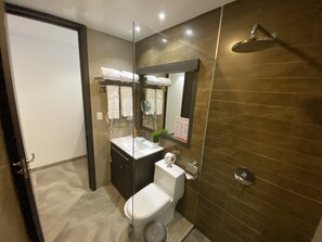 Suíte premium, 1 quarto, vista para o oceano | Banheiro | Chuveiro, produtos de toalete grátis, secador de cabelo
