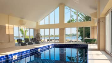 Inomhuspool med öppettider 08.00 till 20.00, och solstolar