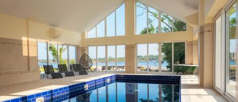 室内游泳池,08:00 至 20:00 开放,日光浴躺椅