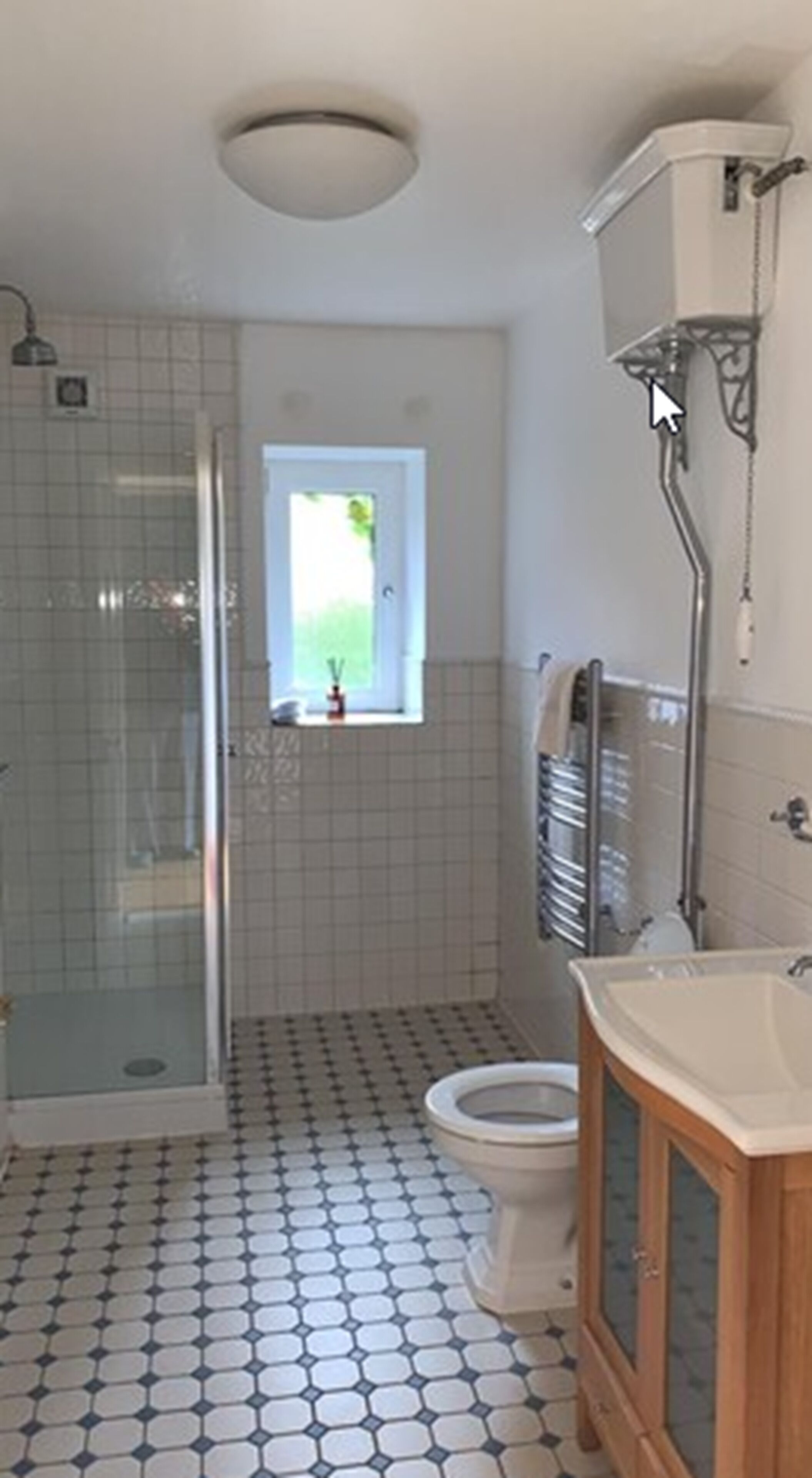 Un bagno con doccia, servizi igienici e lavandino.