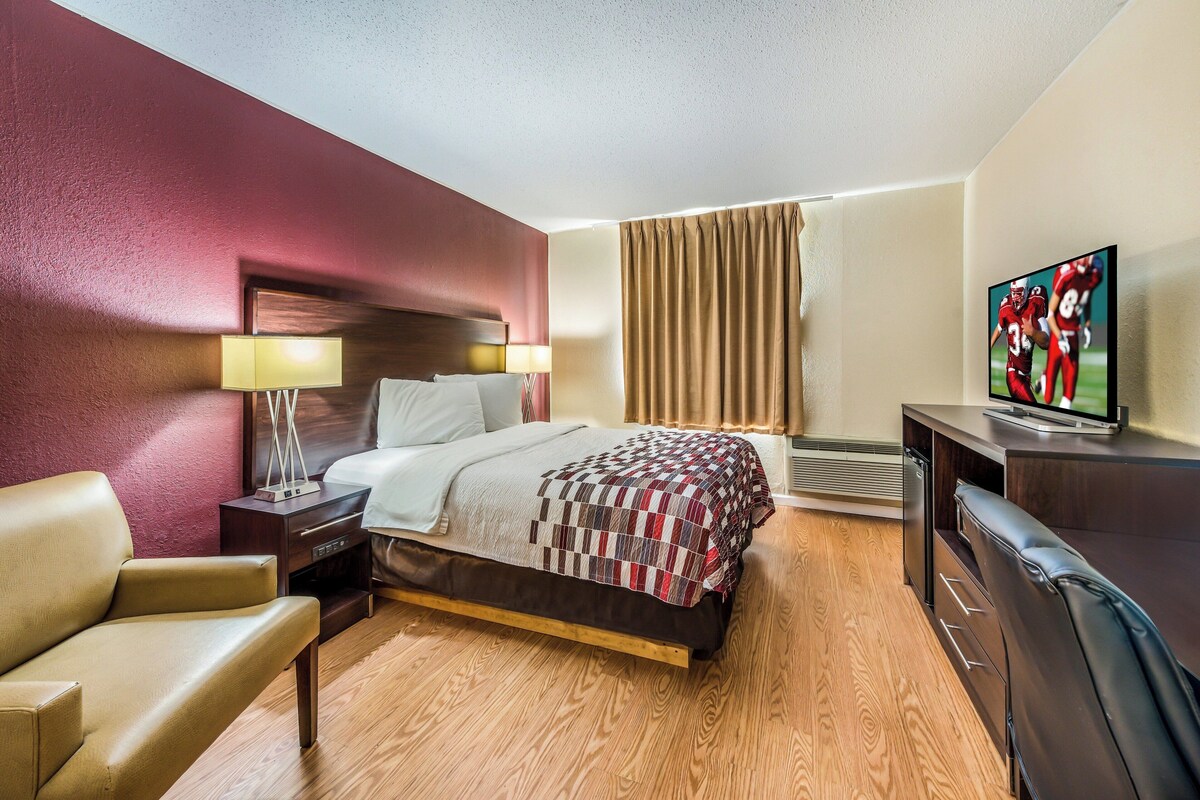 Deluxe Room, 1 Queen Bed, Non Smoking | Desk, blackout drapes, cribs (free), WiFi (free)