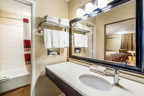 Regadera tipo lluvia, amenidades de baño gratuitas, toallas
