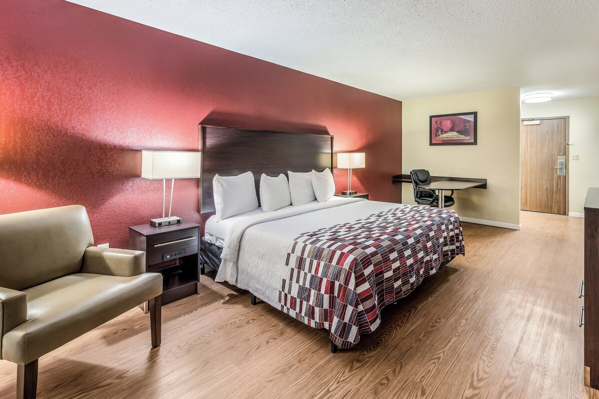 Superior Room, 1 King Bed, Non Smoking | Desk, blackout drapes, cribs (free), WiFi (free)
