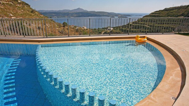 A swimming pool with a view of the sea and mountains. - Aptera Paradise (Chania)