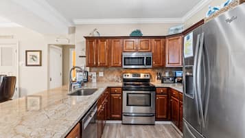 Condo, 3 Bedrooms, Sea View (506) | Private kitchen | Fridge, microwave, oven, stovetop