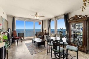 Condo, 3 Bedrooms, 2 Bathrooms, Beachfront (Corner Unit 2329) | In-room dining
