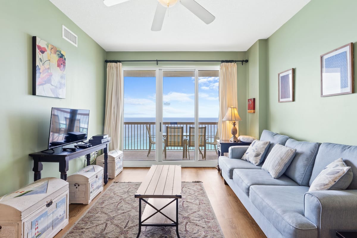 Condo, 3 habitaciones, frente al mar (2202) | Área de sala de estar | Televisión de pantalla plana