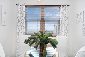 Condo, 3 habitaciones, frente al mar (1402) | Servicio a la habitación