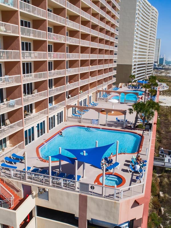Piscina externa, guarda-sóis, espreguiçadeiras