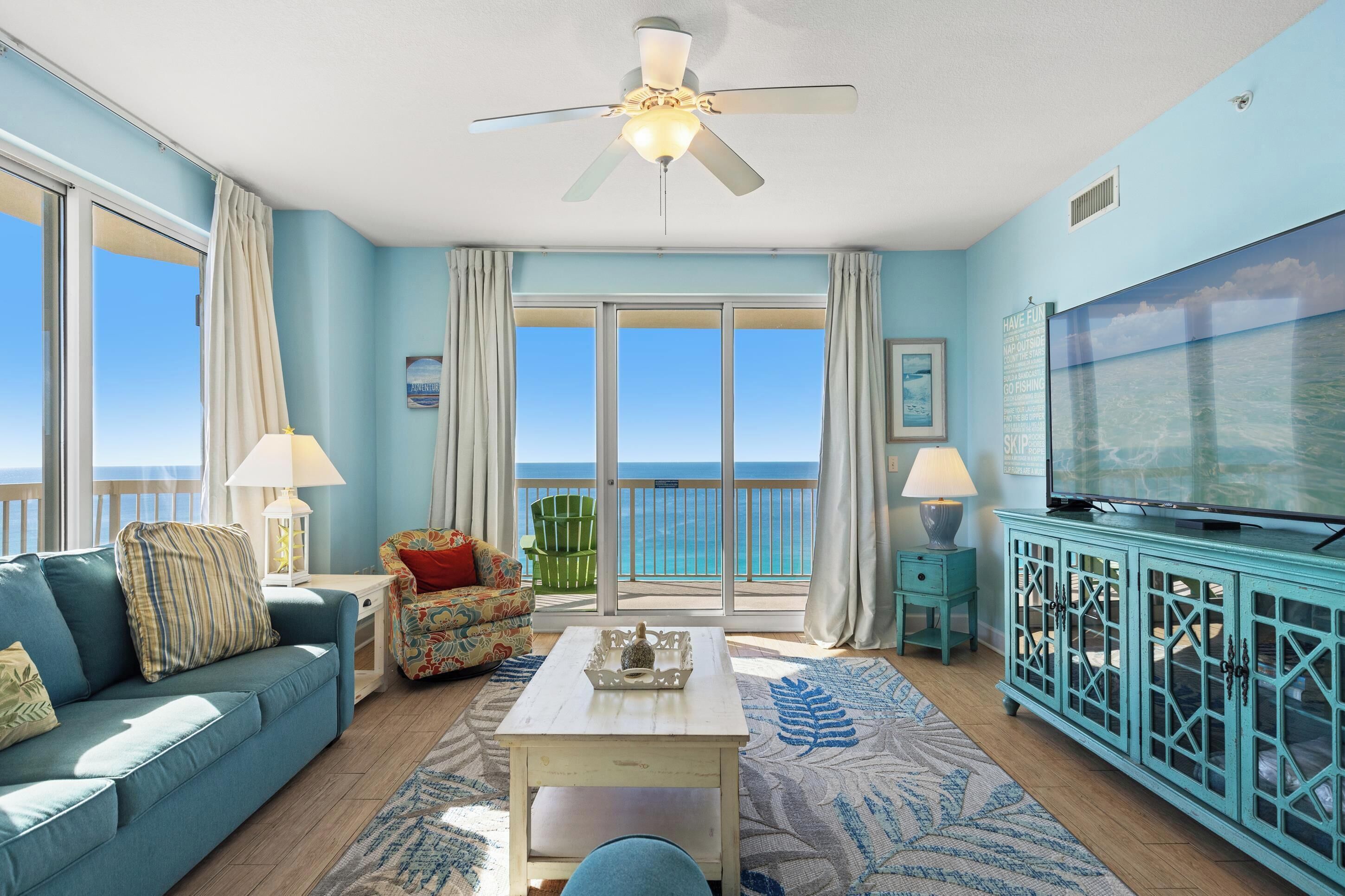 Condo | Área de sala de estar | Televisión de pantalla plana 