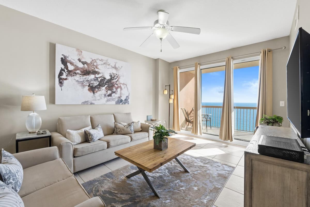 Condo | Área de sala de estar | Televisión de pantalla plana